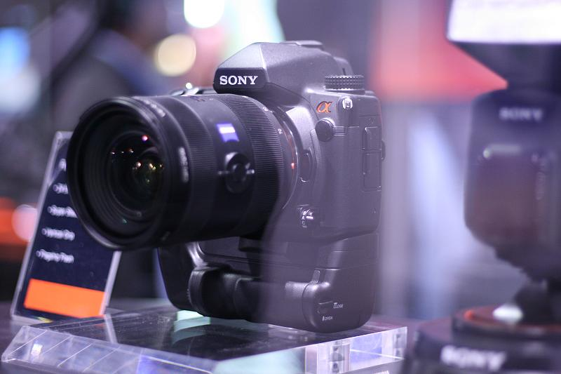 Illustration for article titled Sony's 25-Megapixel Full-Frame Sensor Lands in Massive Sony DSLR
